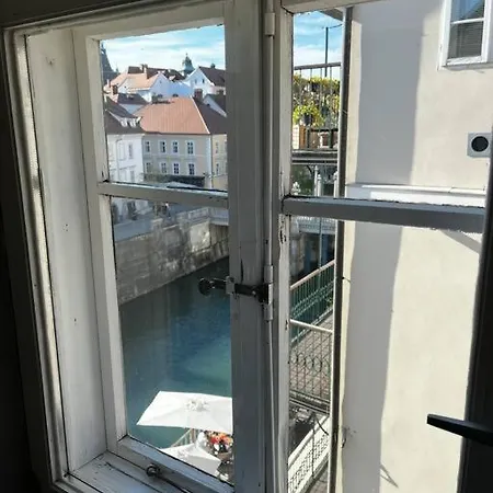 Romantic Old Town Flat With River View * לובליאנה